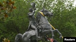 Manifestantes tentaram derrubar estátua do antigo Presidente Andrew Jackson