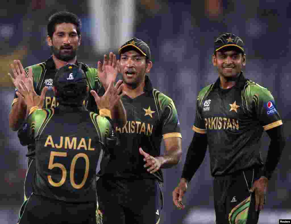 پاکستانی کھلاڑی سہیل تنویر کو ویسٹ انڈیز کے بلے باز ڈوان اسمتھ کو آوٹ کرنے پر شاباشی دیتے ہوئے