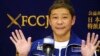 El multimillonario japonés Yusaku Maezawa saluda durante una conferencia de prensa, el viernes 7 de enero de 2022, en el Club de Corresponsales Extranjeros en Tokio. 