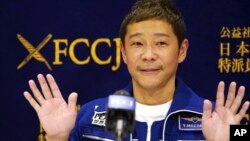 El multimillonario japonés Yusaku Maezawa saluda durante una conferencia de prensa, el viernes 7 de enero de 2022, en el Club de Corresponsales Extranjeros en Tokio. 