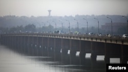 Xe cộ băng qua cầu ở thủ đô Bamako, ngày 12/1/2013. ECOWAs bắt đầu đầu gởi binh sĩ tới Mali hôm nay.