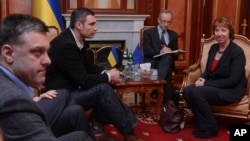 Ukrainian opposition leader Oleg Tjagnibok, left, and Ukrainian lawmaker and chairman of the Ukrainian opposition party Udar (Punch), former WBC heavyweight boxing champion Vitali Klitschko, second left, during their talks with EU foreign policy chief Cat