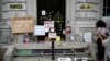 Parole i transparenti protivnika Bregzia ispred vrata kabineta, u Vestimsteru u Londonu, Velika Britanija, 31. avgusta 2019.