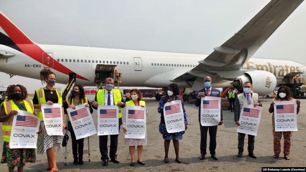 美国通过COVAX捐赠的COVID-19疫苗抵达安哥拉首都罗安达。（2021年8月24日）(photo:VOA)
