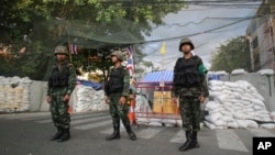 Soldados tailandeses de guarda numa zona de Banguecoque onde manifestantes anti-governo protestam, Maio 22, 2014.
