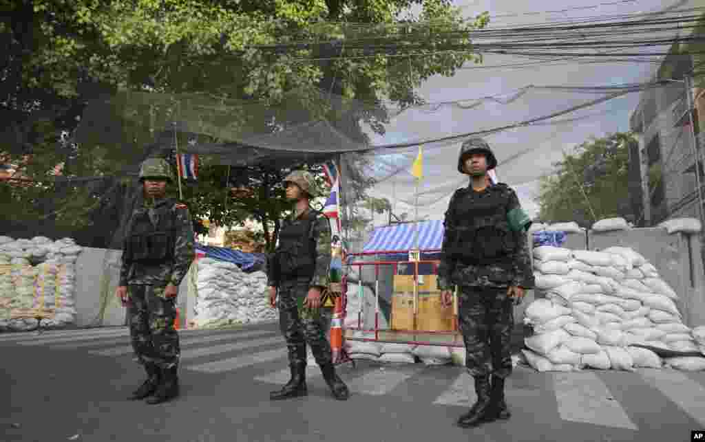 Tentara Thailand berjaga di sebuah lokasi, tempat berlangsungnya aksi unjuk rasa para demonstran anti-pemerintah Thailand di Bangkok, 22 Mei 2014.