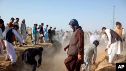 Afganos sepultan los cuerpos de fuerzas de seguridad muertos en un ataque suicida el sábado en la provincia de Kunduz, al norte de Kabul. Domingo 1 de septiembre de 2019, AP/Bashir Khan Safi.