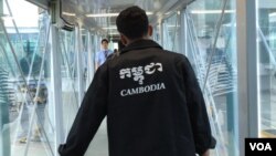 Cambodian workers arriving in Seoul, South Korea. (Poch Reasey/VOA Khmer)