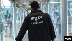 Cambodian workers arriving in Seoul, South Korea. (Poch Reasey/VOA Khmer)