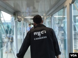 Cambodian workers arriving in Seoul, South Korea. (Poch Reasey/VOA Khmer)