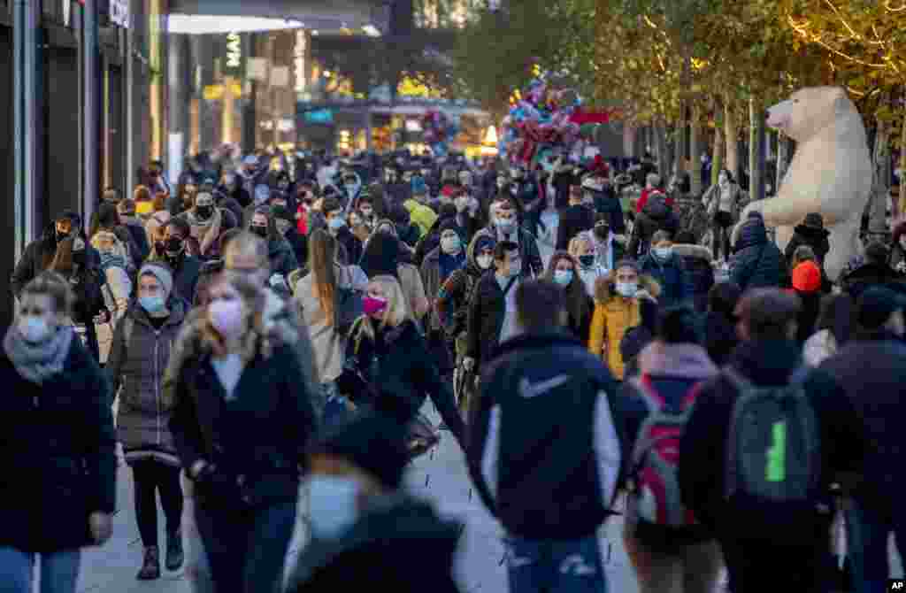 People are seen in the main walking zone in Frankfurt, Germany.&nbsp;The government is calling on citizens to avoid Christmas shopping two days before the country heads into a widespread lockdown that will shut most stores, tighten social distancing rules and close schools.&nbsp;