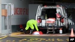 Un agent de la santé désinfecte une ambulance au Christiaan Barnard Memorial Hospital au Cap, en Afrique du Sud, le vendredi 10 juillet 2020. (Photo AP)