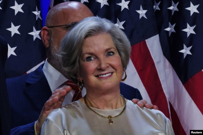 La asesora principal Susie Wiles escucha al hoy presidente electo Donald Trump, la noche de las elecciones en el Centro de Convenciones del Condado de Palm Beach en West Palm Beach, Florida, EE. UU., el 6 de noviembre de 2024. REUTERS/Brian Snyder.