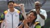 Petinju India, Mary Kom (depan kiri) dan mantan pebulu tangkis Indonesia Susi Susanti (depan kanan) yang menjadi duta obor Asian Games, berpelukan saat mereka memulai kirab obor Asian Games di New Delhi, 15 Juli 2018. (Foto:AFP)