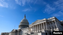 Gedung Capitol AS pada saat anggota parlemen di Kongres AS berjuang mencapai kesepakatan untuk mencegah penutupan sebagian pemerintah di Capitol Hill di Washington, AS, 8 November 2023. (Foto: REUTERS/Julia Nikhinson)