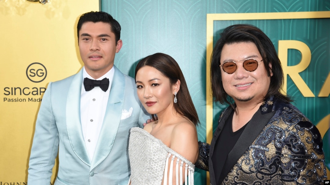 Para pendukung film Crazy Rich Asians, dari kiri: aktor Henry Golding, Constance Wu serta produser eksekutif/pengarang Kevin Kwon tiba pada pemutaran perdana "Crazy Rich Asians" di Los Angeles, AS, 7 Agustus lalu. 