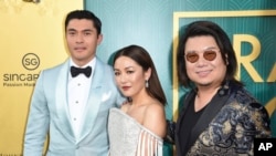 Para pendukung film Crazy Rich Asians, dari kiri: aktor Henry Golding, Constance Wu serta produser eksekutif/pengarang Kevin Kwon tiba pada pemutaran perdana "Crazy Rich Asians" di Los Angeles, AS, 7 Agustus lalu. 