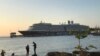 Kapal pesiar Westerdam, milik Holland America Line, merapat di pelabuhan Sihanoukville, Kamboja, Kamis, 13 Februari 2020. (Foto: VOA Khmer/Kann Vicheika)