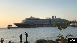 Kapal pesiar Westerdam, milik Holland America Line, merapat di pelabuhan Sihanoukville, Kamboja, Kamis, 13 Februari 2020. (Foto: VOA Khmer/Kann Vicheika)