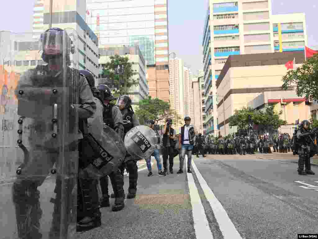 香港星期六（08-24-2019）冲突爆发前，警方与抗议者各自蓄势待发。美国之音记者黎堡拍摄。