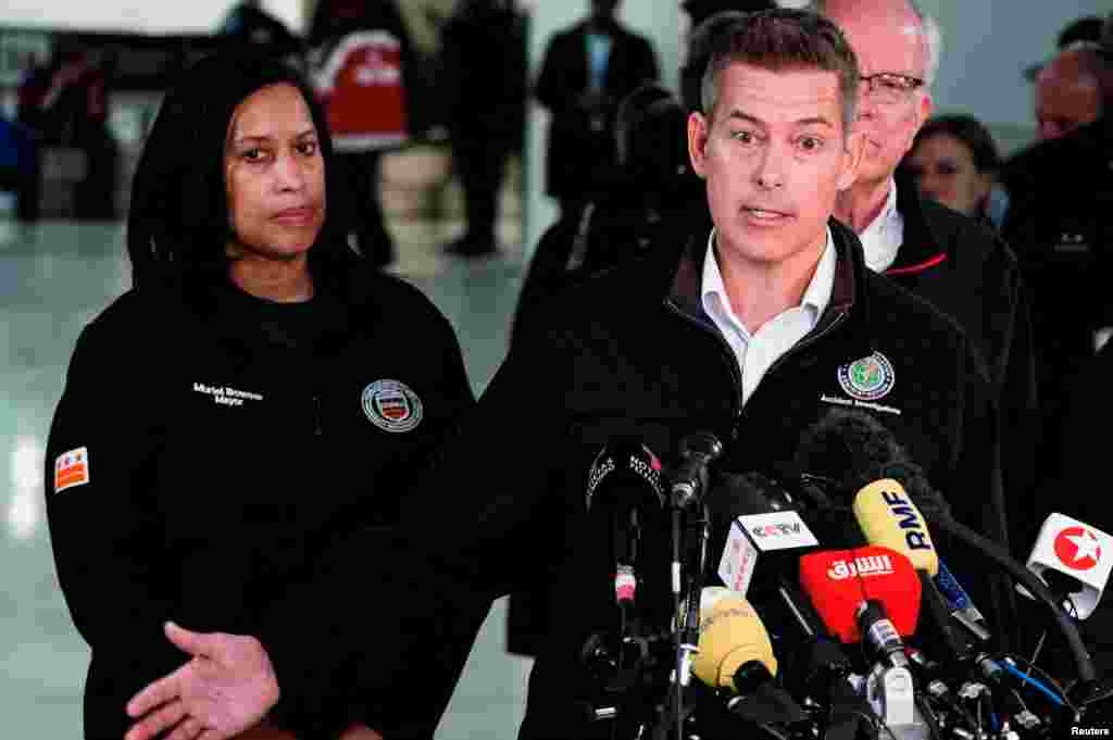 El secretario del Departamento de Transporte de Estados Unidos, Sean Duffy, se dirige a los medios junto a la alcaldesa de Washington DC, Muriel Bowser, para aclarar los eventos de la noche del miércoles.