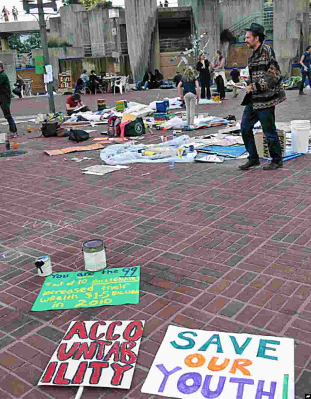 活动现场的艺术作品和标语