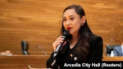 资料照片：加利福尼亚州阿卡迪亚市政厅公布的照片显示，市长王爱琳在当地发表讲话。(2025年4月16日)