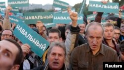 9일 러시아 야권지도자인 알락세이 나발니의 지지자들이 모스크바 시장 선거 결과에 의혹을 제기하며 크렘린 궁전 앞에서 대규모 시위를 벌였다. 