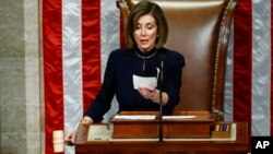 Ketua DPR AS Nancy Pelosi bersiap mengetok palu untuk mengumumkan pasal pemakzulan terhadap Presiden Donald Trump, di Capitol Hill, Washington, Rabu, 18 Desember 2019. 