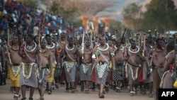 Le roi Mswati III, au milieu, lors du festival de danse royale annuelle du roseau au palais Ludzidzini de Lobamba, au Swaziland, le 28 août 2016.