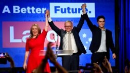 澳大利亚在野的工党在大选中获胜，安东尼∙阿尔巴尼斯（Antony Albanese）（中）将出任新一届总理。