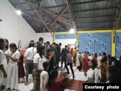 Misa Malam Natal di Desa Kobasoma berlangsung khidmat meski di tengah suasana pengungsian. (foto: Litong Knoba)