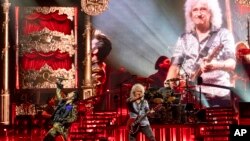 Konser Queen menampilkan gitaris Brian May dan penabuh drum Roger Taylor dan vokalis Adam Lambert di Mansfield, Massachusetts, 4 Agustus 2019. (Foto: Robert E.Klein/Invision/AP)