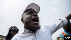 Martin Fayulu, candidat ya Lamuka na maponami ya mokonzi ya mboka ya le 30 décembre 2018, na botambolai na Kinshasa, le 30 juin 2019.