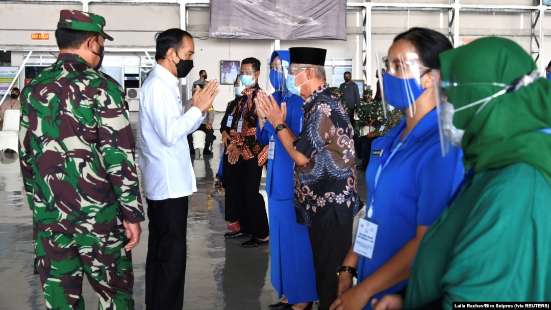 Presiden Joko Widodo bertemu dengan keluarga awak kapal selam KRI Nanggala-402 yang tenggelam, di pangkalan TNI Angkatan Laut di Sidoarjo, Jawa Timur, Kamis, 29 April 2021. (Foto: Laily Rachev/Biro Setpers via Reuters)