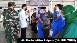 Presiden Joko Widodo bertemu dengan keluarga awak kapal selam KRI Nanggala-402 yang tenggelam, di pangkalan TNI Angkatan Laut di Sidoarjo, Jawa Timur, Kamis, 29 April 2021. (Foto: Laily Rachev/Biro Setpers via Reuters)