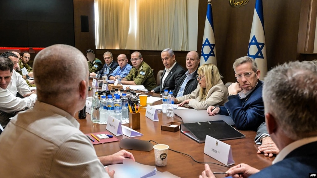 Esta fotografía difundida por la Oficina de Prensa del Gobierno de Israel muestra al primer ministro Benjamin Netanyahu, encabezando una reunión del gabinete de seguridad para votar sobre un acuerdo de alto el fuego, en Jerusalén, el 17 de enero de 2025.