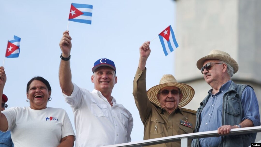 El presidente de Cuba Miguel Díaz-Canel junto a su predecesor Raúl Castro. 