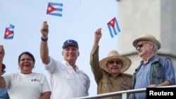 El presidente de Cuba Miguel Díaz-Canel junto a su predecesor Raúl Castro. 