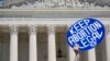 Seorang pedemo pendukung hak-hak aborsi mengacungkan poster bertuliskan "legalkan aborsi" di luar gedung Mahkamah Agung Amerika di Washington D.C. 24 Juni 2024. (Foto: Alex Brandon/AP Photo)