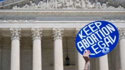 Seorang pedemo pendukung hak-hak aborsi mengacungkan poster bertuliskan "legalkan aborsi" di luar gedung Mahkamah Agung Amerika di Washington D.C. 24 Juni 2024. (Foto: Alex Brandon/AP Photo)