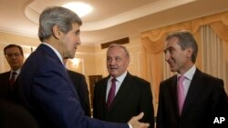 Secretary of State John Kerry (L) meets with Moldova’s President Nicolae Timofti (C) and Prime Minister Lurie Leanca (R) at the Official Residence in Chisinau, Moldova, Dec. 4, 2013. 