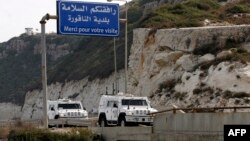 Dua kendaraan militer dari Pasukan Perdamaian PBB di Lebanon (UNIFIL) melakukan tugas di Lebanon selatan (foto: dok). 