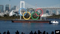 نشان مسابقات المپیک تابستانی در توکیو پس از تعویق ناشی از همه گیری وعروس کرونا دوباره نصب شد. ۱ دسامبر ۲۰۲۰