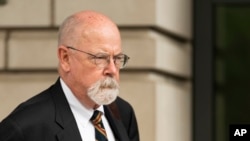 El fiscal especial John Durham, asignado a investigar posible mal manejo del FBI en su indagación sobre los vínculos entre la campaña de Donald Trump en 2016 y el gobierno ruso, sale de la corte federal en Washington, el 16 de mayo de 2022.