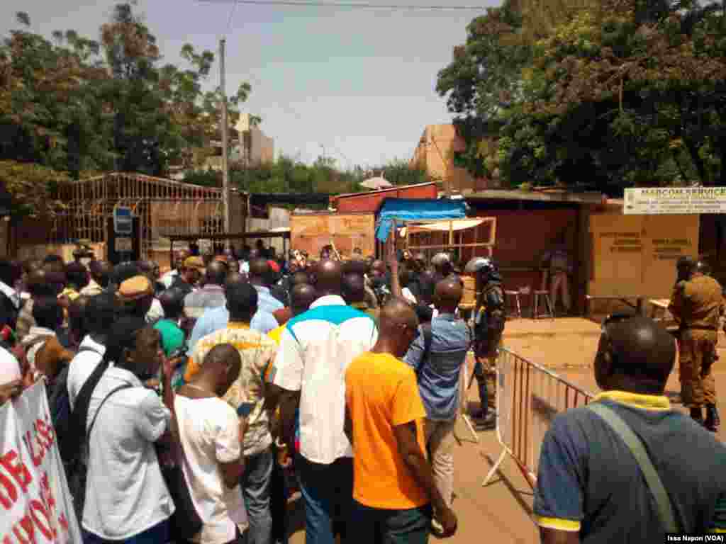 Rassemblement de jeunes contre la libération du général Bassolé, à Ouagadougou, le 11 octobre 2011. (VOA/Issa Napon)