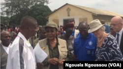 La ministre Dinga Dzondo et l'ambassadrice de l'UE, Saskia De Lang à Mbandza Ndounga, Congo, 18 juin 2018. (VOA/Arsène Séverin)