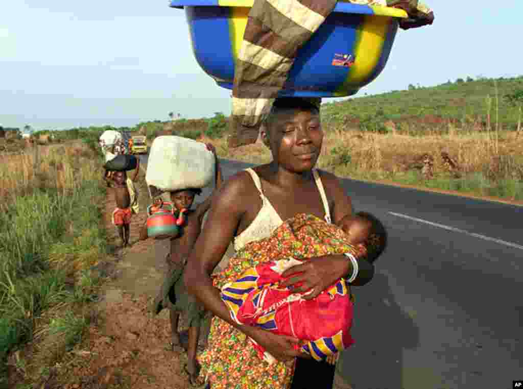 Civilians of Sierra Leone flee eastern rural country to the capital Freetown to escape rebel Revolutionary United Front (RUF) who have captured 500 UN peacekeeping troops, May 9, 2000. (AFP)