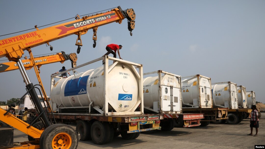 Kapal tanker Linde yang membawa oksigen cair, tiba di Bandara Internasional Netaji Subhas Chandra Bose (NSCBIA) di Kolkata, India, 2 Mei 2021. (REUTERS / Rupak De Chowdhuri)