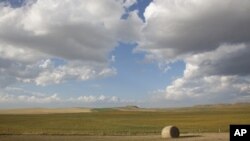 There aren’t mountains or many tall structures to keep the wind from blowin’ down the flat North Dakota plains.